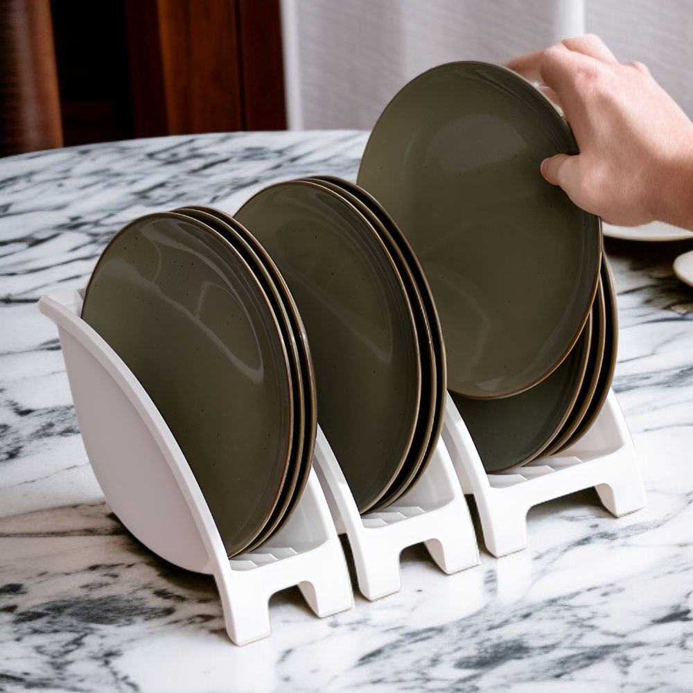 컵과 식기류가 건조대에 깔끔하게 정리된 모습