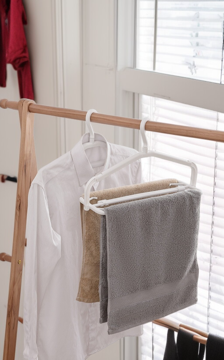 베란다에 설치된 접이식 미끄럼 방지 건조대