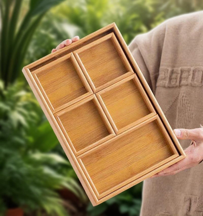 대나무 트레이에 담긴 다양한 말린 과일