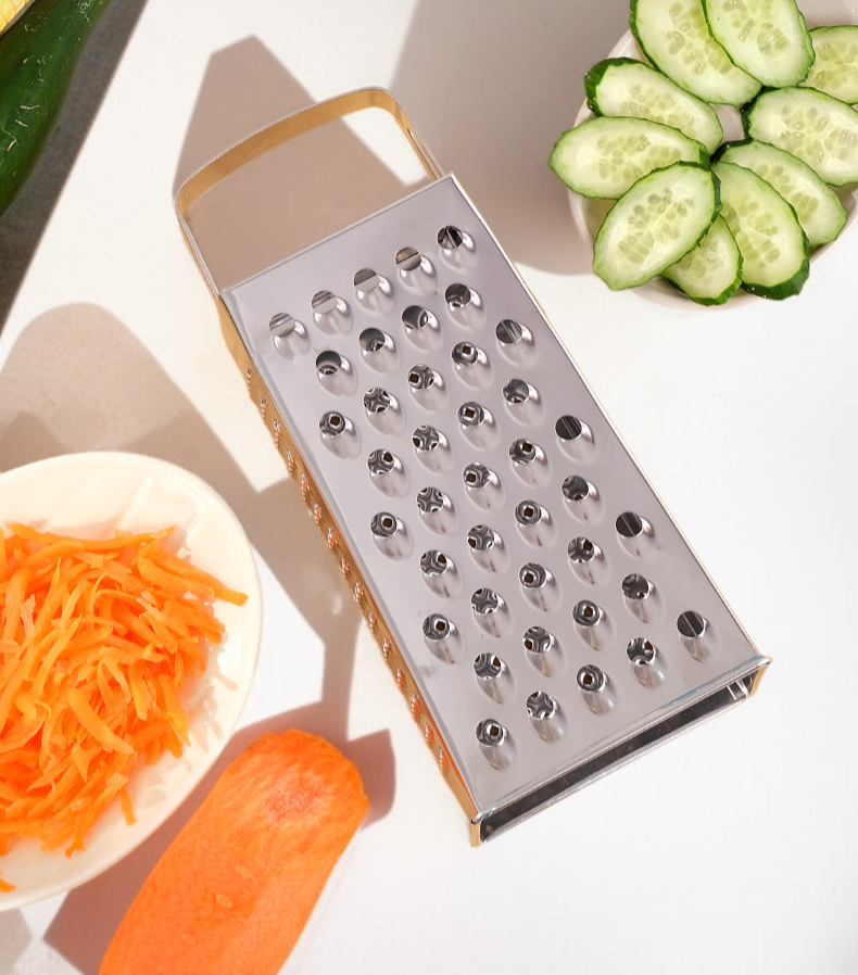 채소를 강판하는 모습