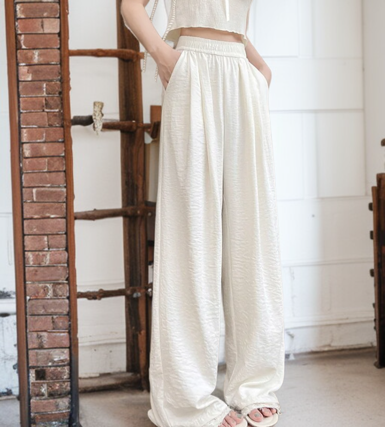 テクスチャード仕上げの夏用パンツ