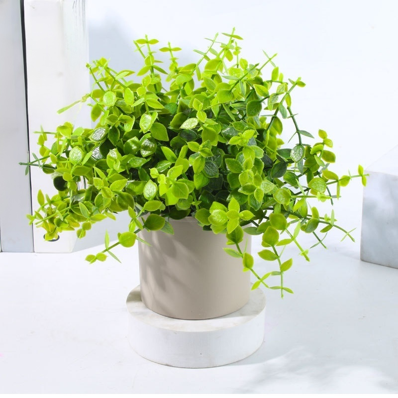 Adornos artificiales de plantas verdes