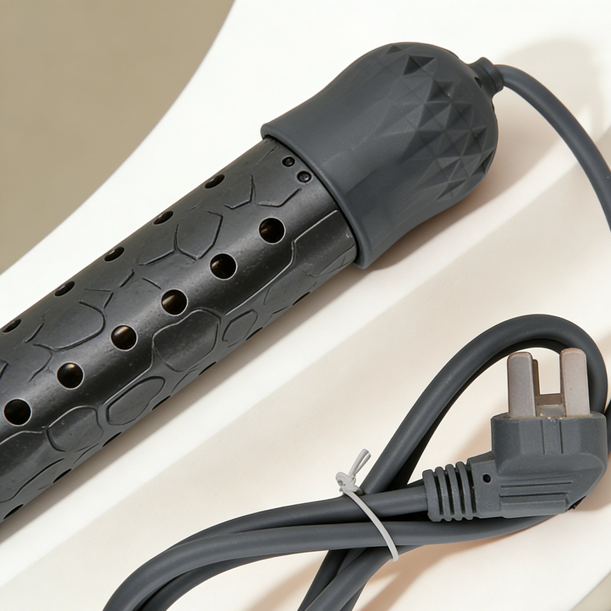 旅行バッグに入った電気湯沸かし器