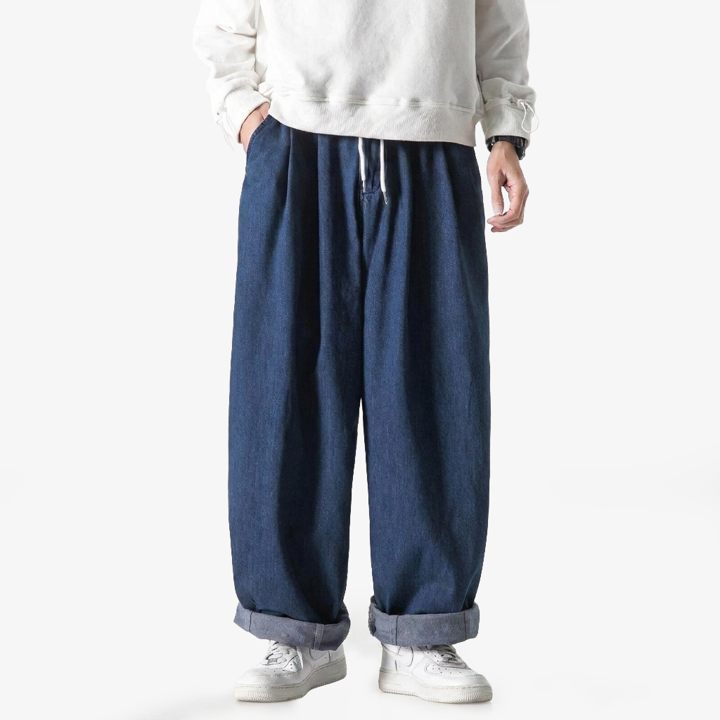 ゆったりとしたカジュアルなストレートレッグのカーゴパンツ