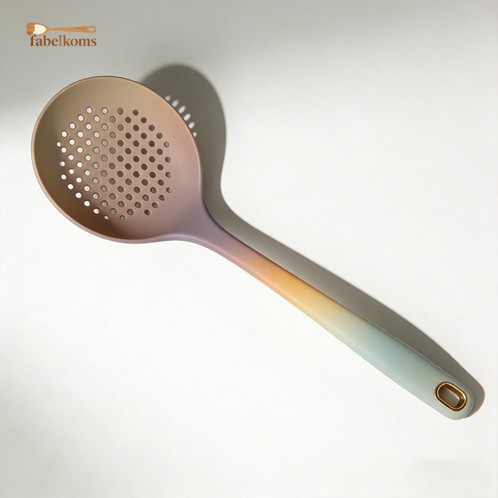 多功能炒匙瀝水孔設計特寫
