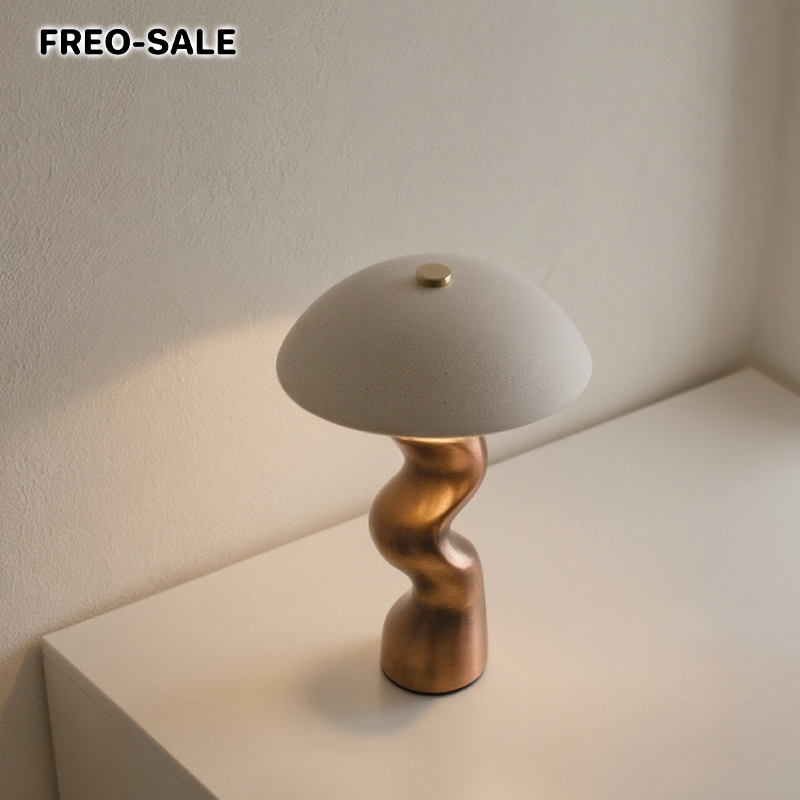 금속 받침대가 있는 버섯 모양의 램프 갓 테이블 램프