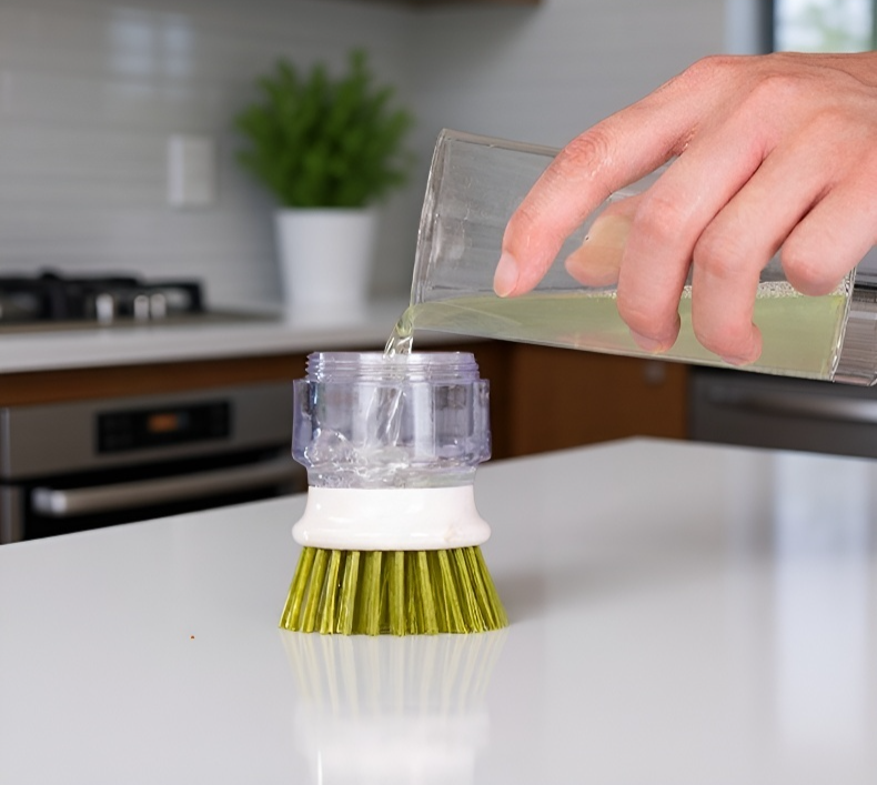 頑固な汚れを落とすブラシの使用例