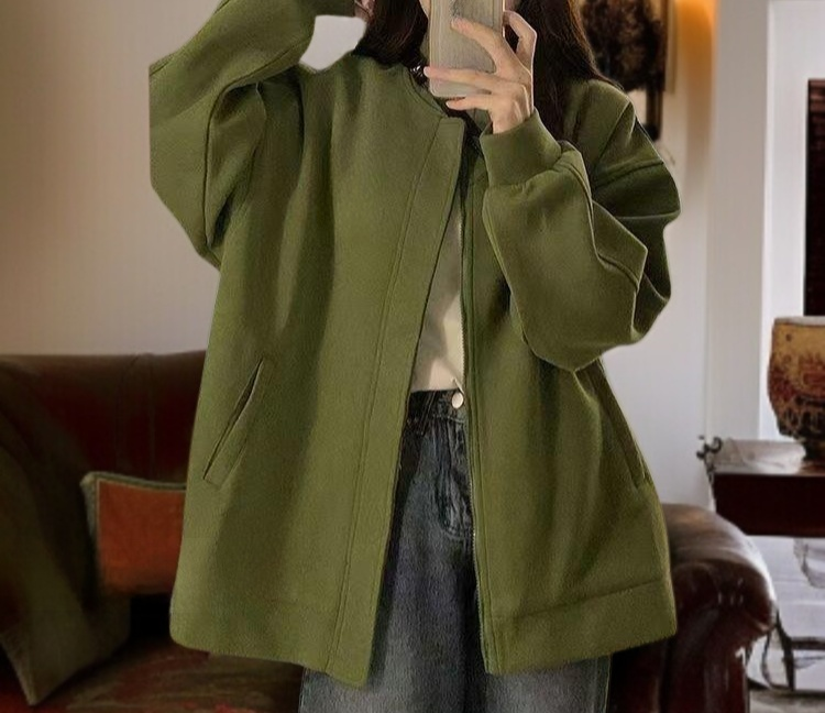 여성용 야구복 외투 착용 이미지