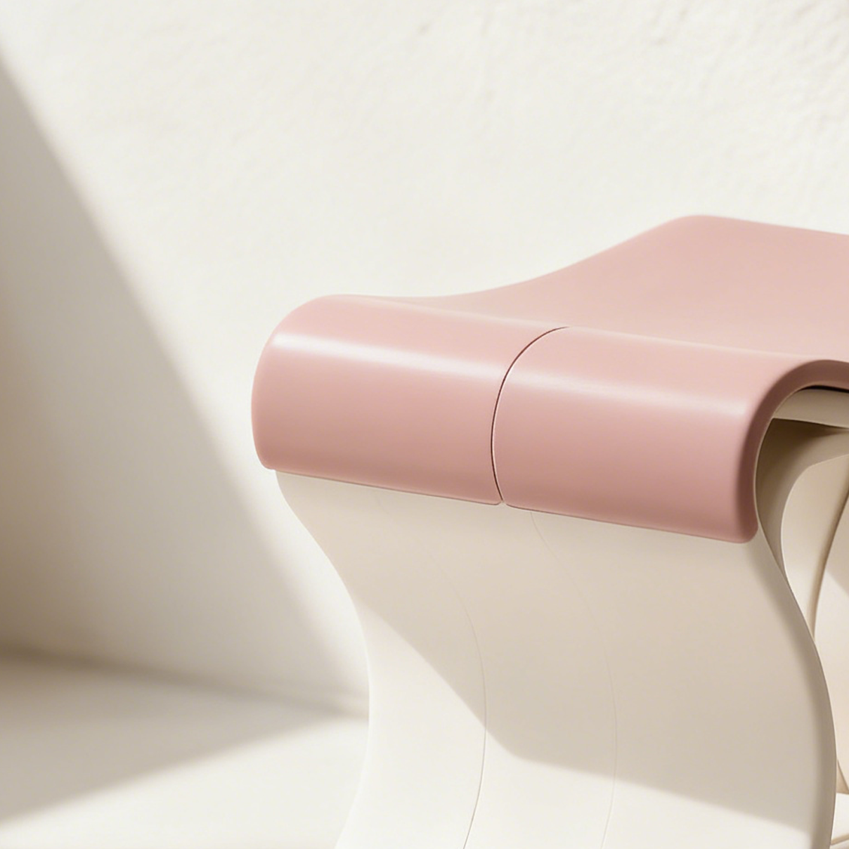 省スペース設計の足置きスツールを並べた様子