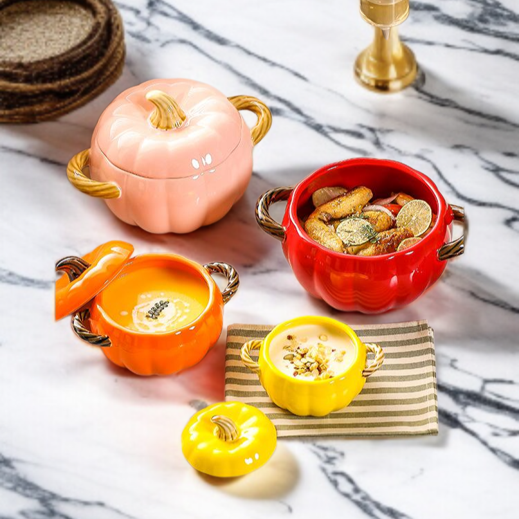 食卓に並ぶカボチャデザインの大湯碗