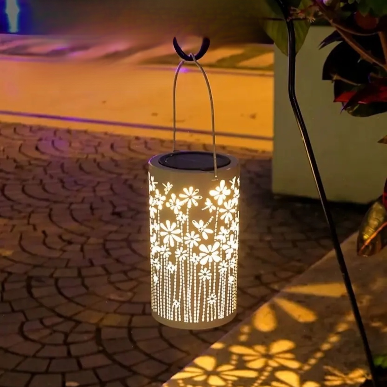 Outdoor solar-powered dragonfly night light