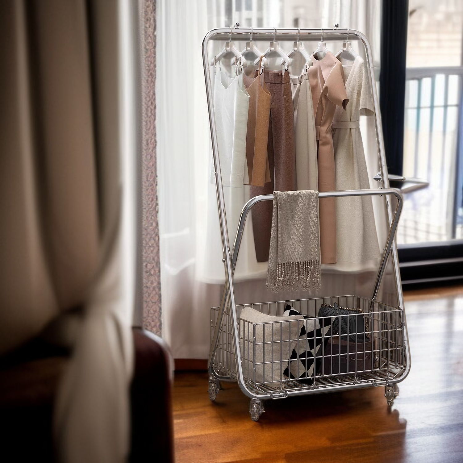 두꺼운 금속 릴 프레임이 있는 옷걸이