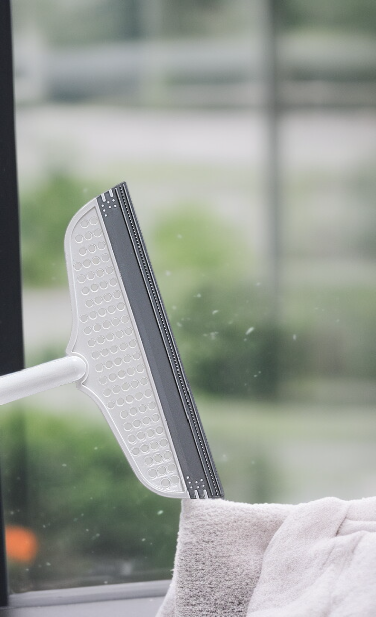 회전식 청소 와이퍼로 화장실 청소하는 모습