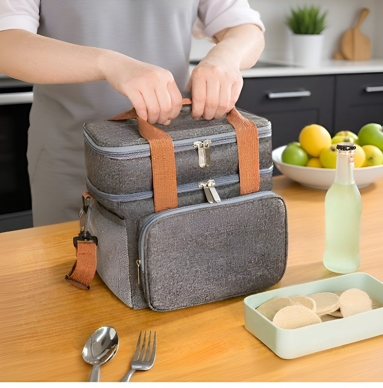도시락과 음료를 담은 런치백 사용 모습