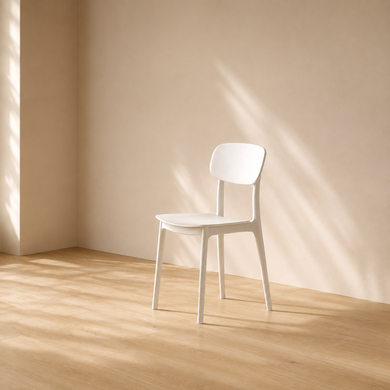 Weißer Designstuhl mit ergonomischer Rückenlehne