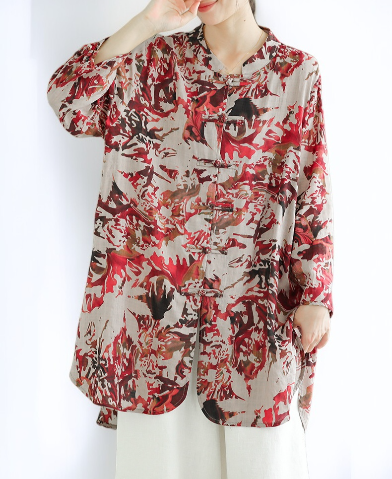 レトロ風プリント柄トップスの全体写真