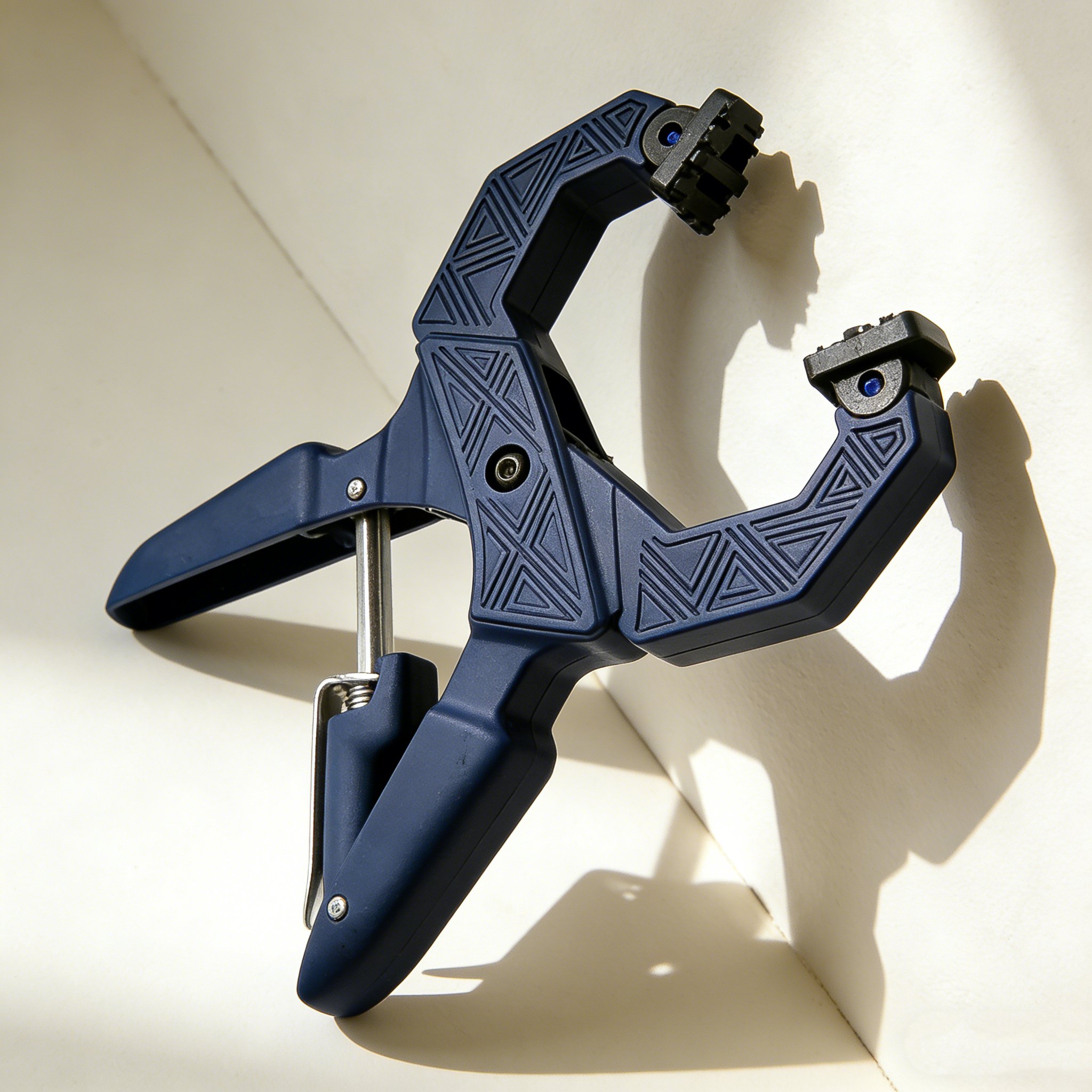 強力なバネを持つ木工用クリップのクローズアップ