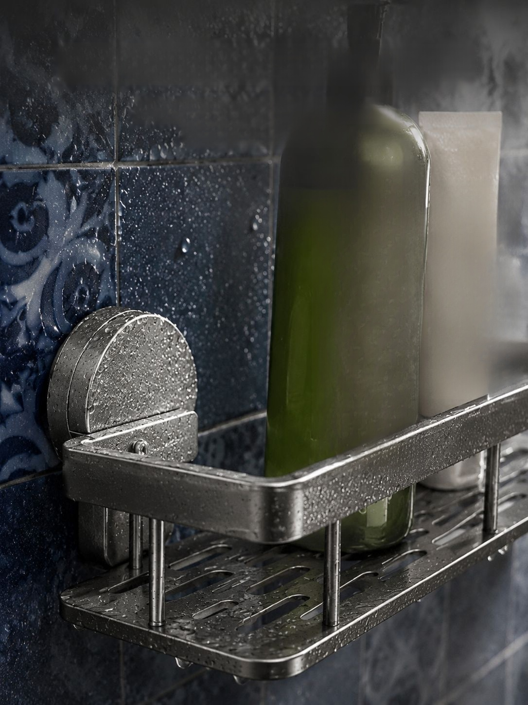 Estante de succión para baño sin perforación colocado sobre azulejos blancos