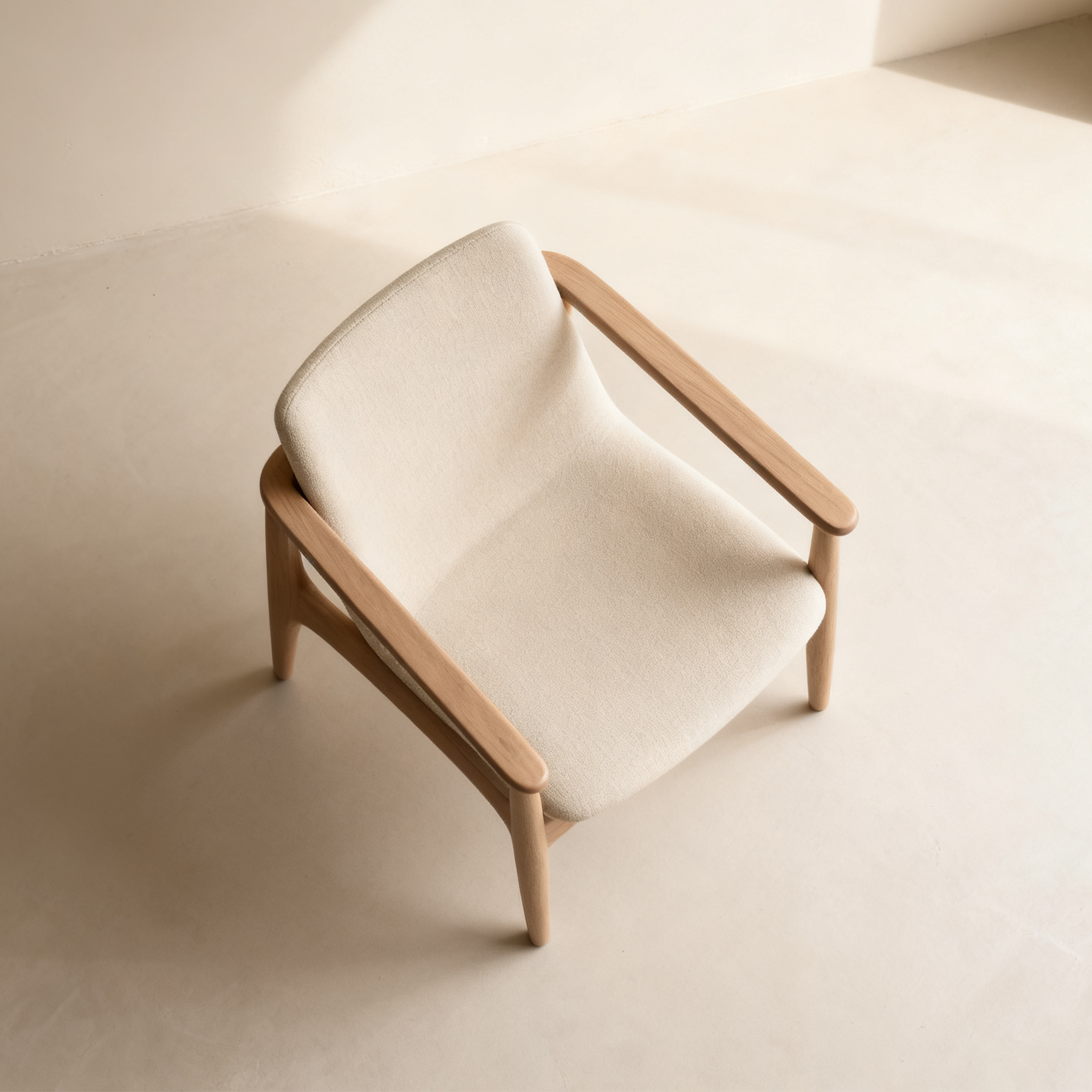 세련된 디자인의 나무 프레임 의자 측면