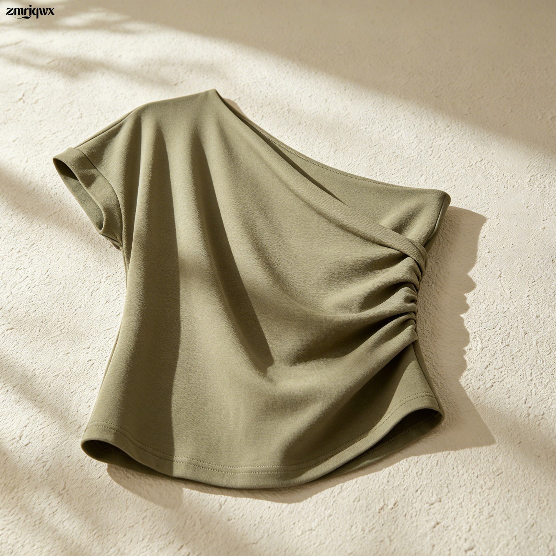女性が着用するオフショルダーのタイトトップ