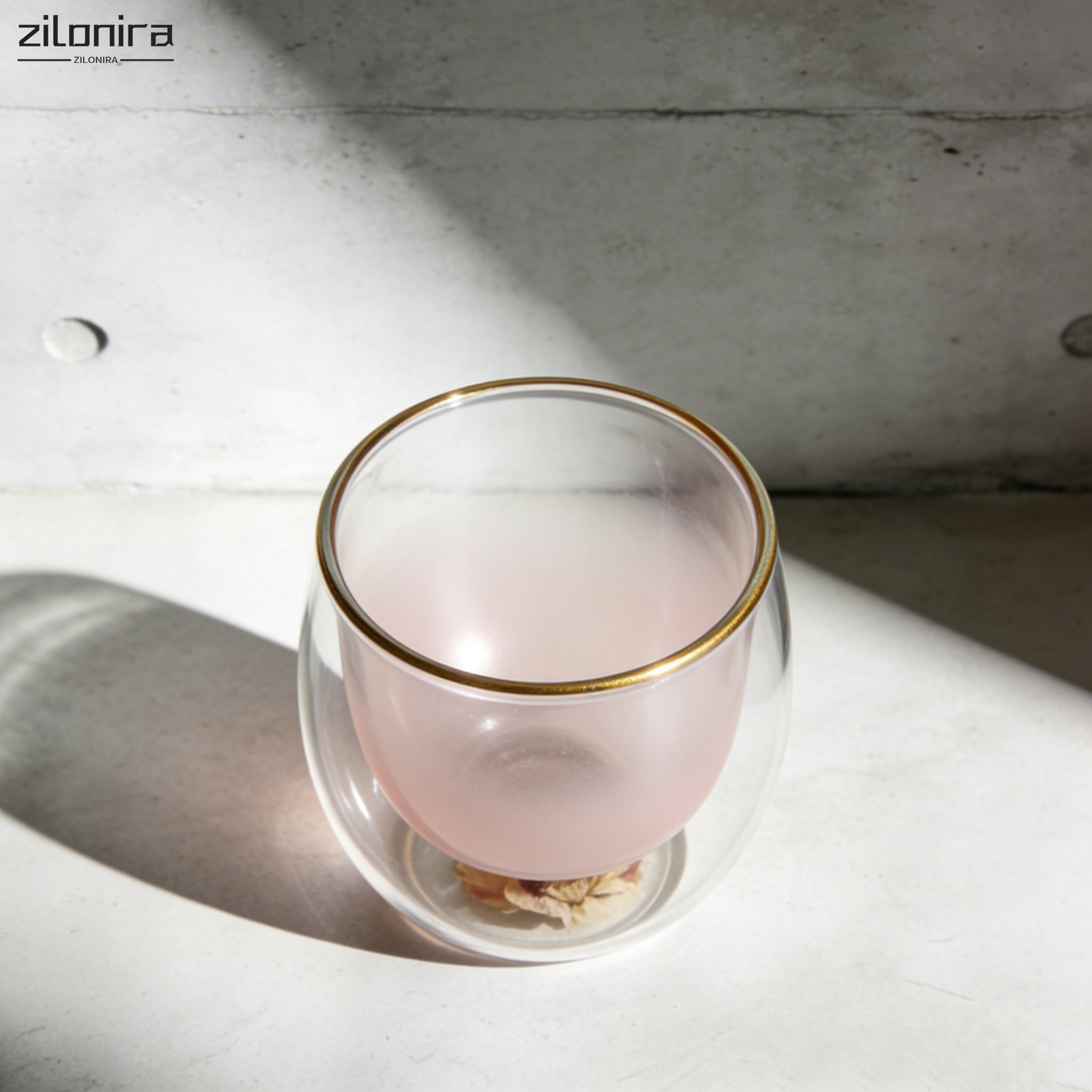 연분홍색 유리 장식품