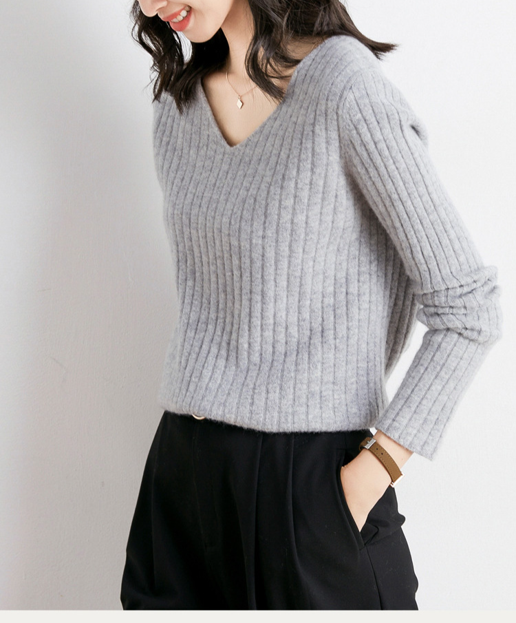 柔らか素材のVネックトップス