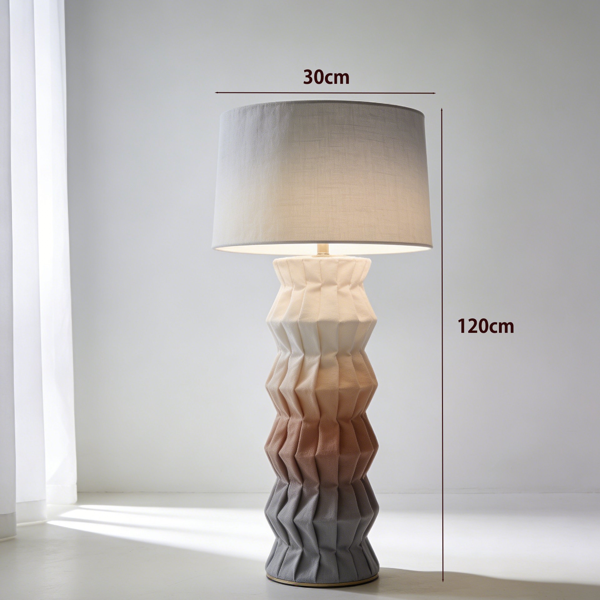 Lámpara de pie contemporánea iluminando dormitorio