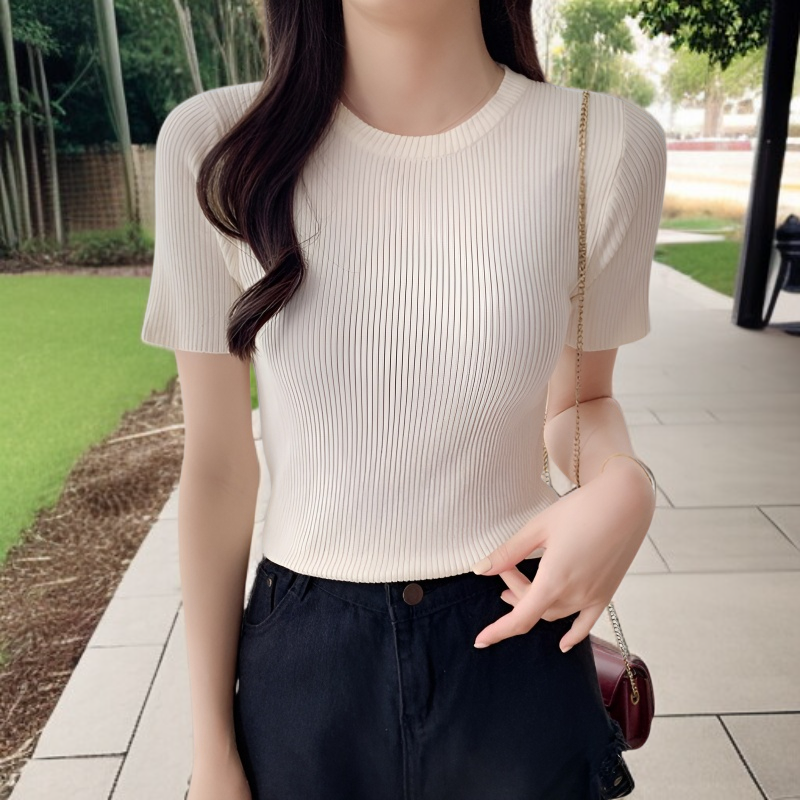 レギンスに合わせやすい半袖ニットTシャツ