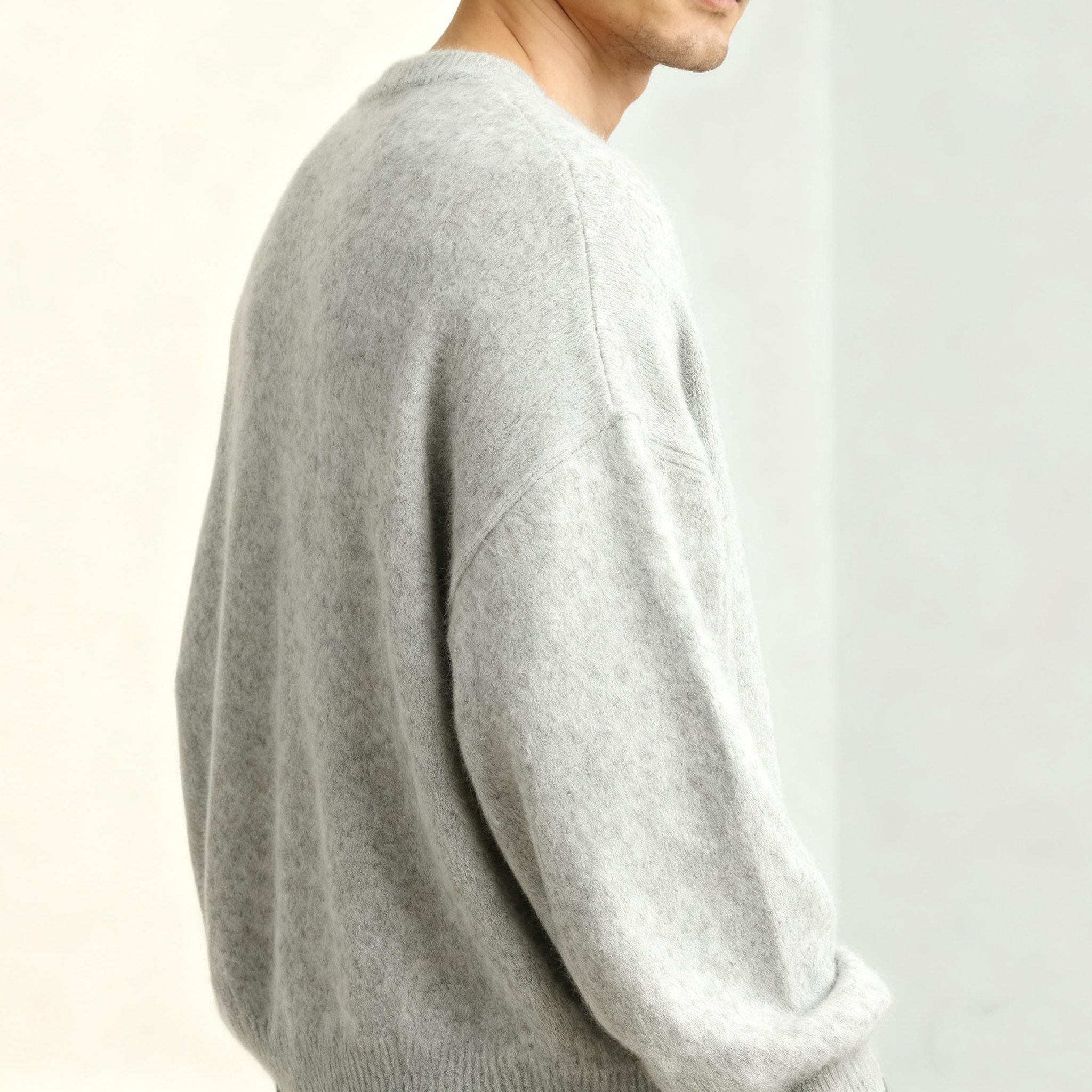 カジュアルスタイルのグレーセーター