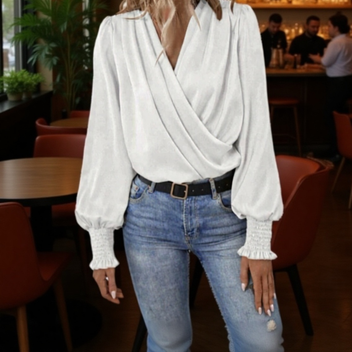 エレガントな雰囲気で、働く女性にぴったりな、ギャザー入りのランタンスリーブのVネック無地シャツ。