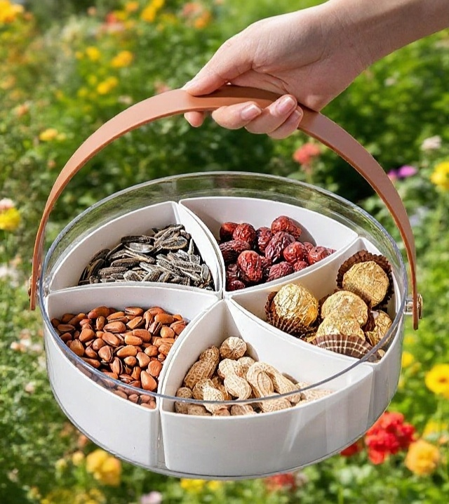 캠핑에서 사용 중인 휴대용 과일 트레이