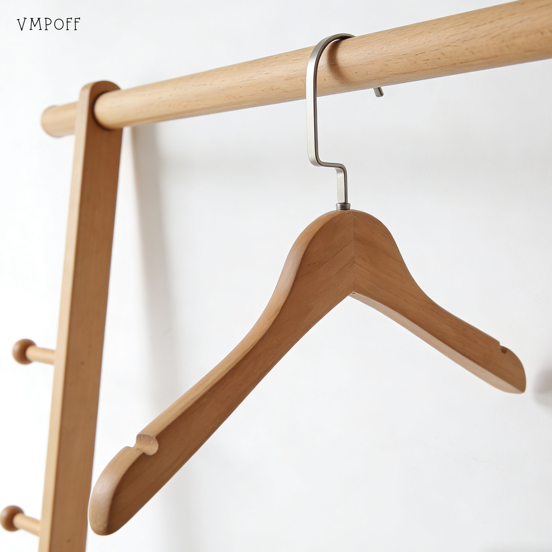 シャツを掛けた木製ハンガーの使用イメージ