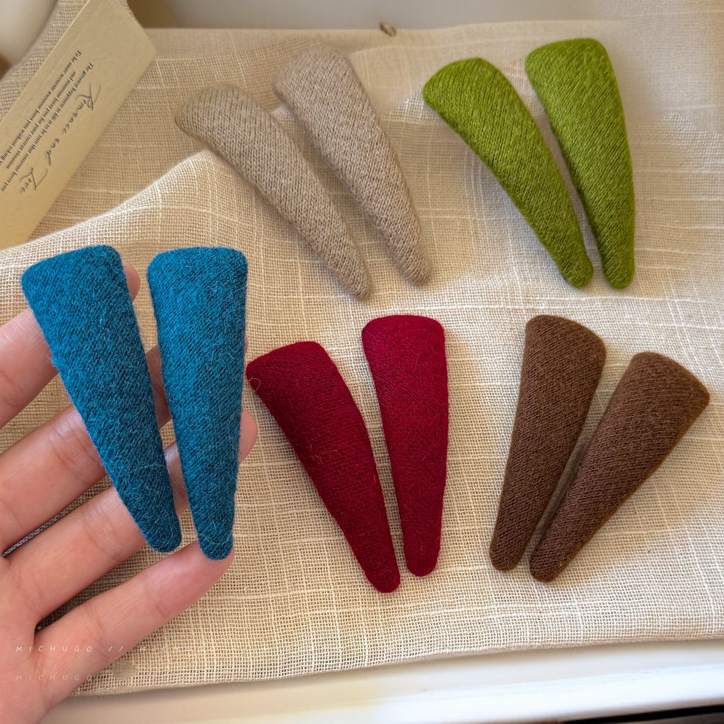 頭の横にヘアクリップ