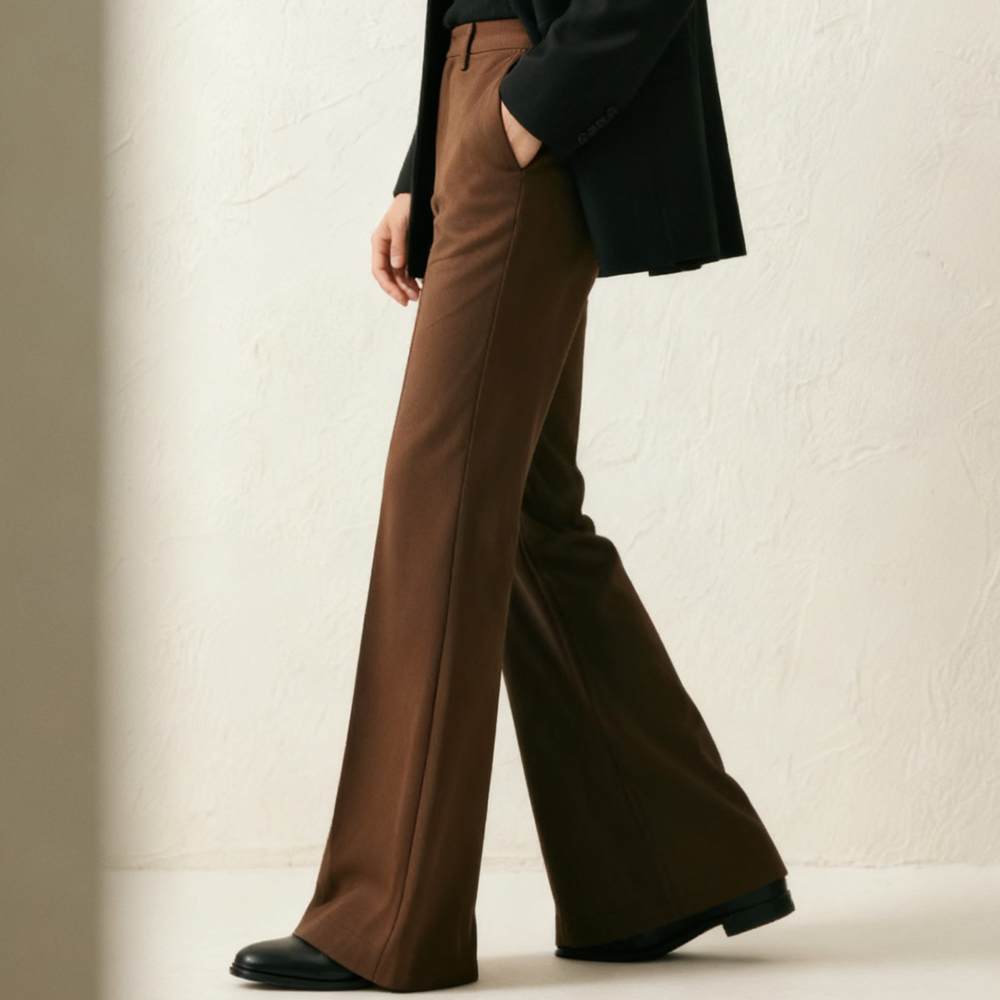 남성 모델이 착용한 브라운 슬림핏 바지