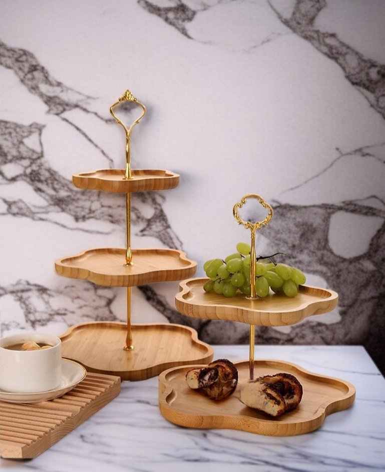 다양한 과일이 담긴 다층 접시