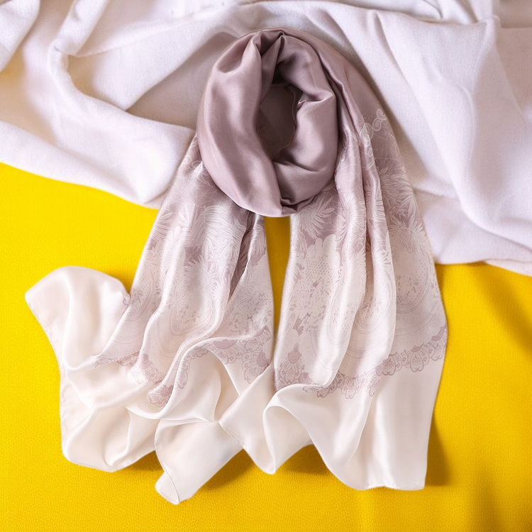 おしゃれなプリントスカーフ