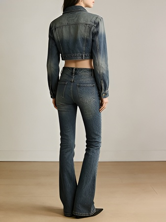 Retro-blaue hochtaillierte, leicht ausgestellte Jeans