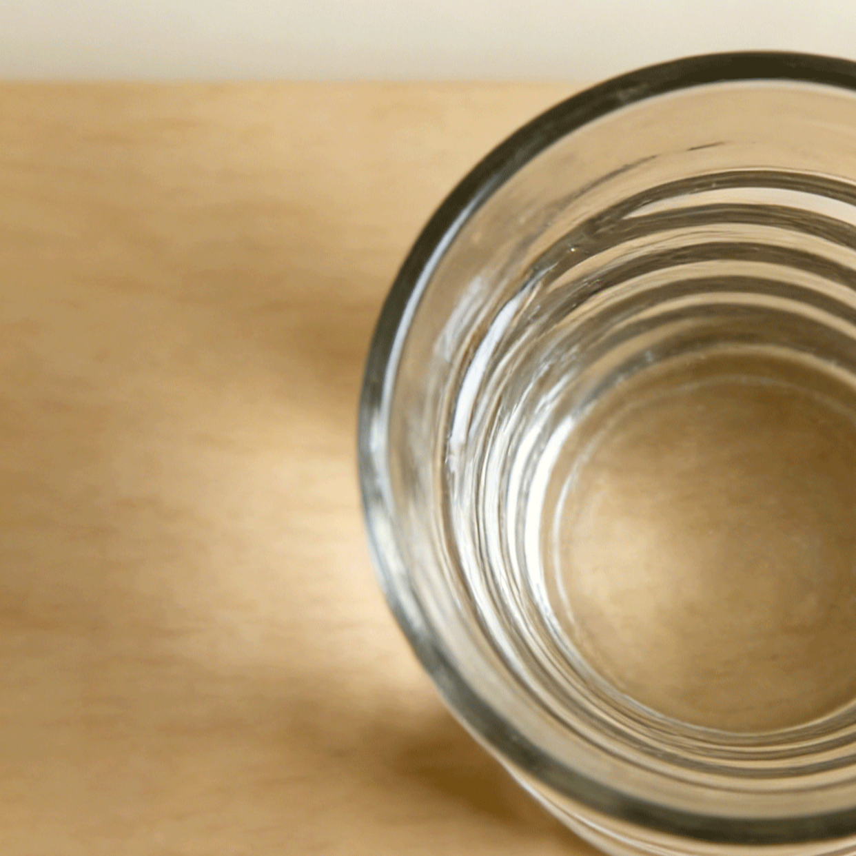 Copas de vidrio modernas en decoración minimalista