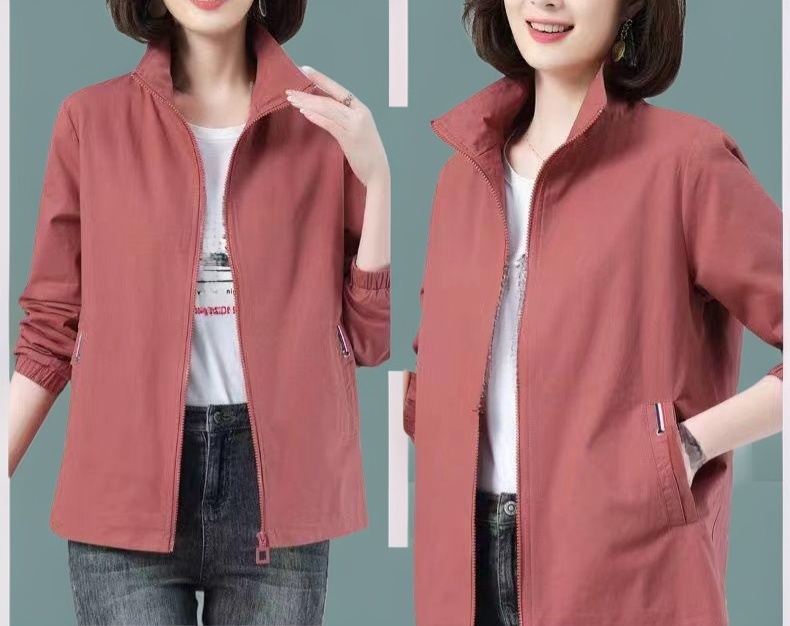 스탠드업 칼라와 단추 디자인이 돋보이는 재킷