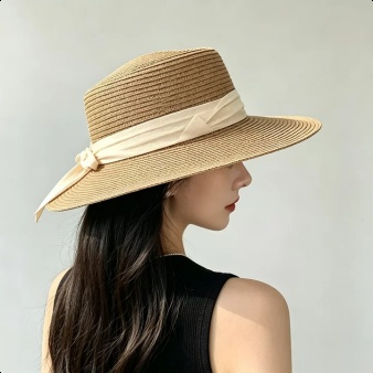 Eleganter Damenhut aus Stroh als modisches Accessoire für den Sommer