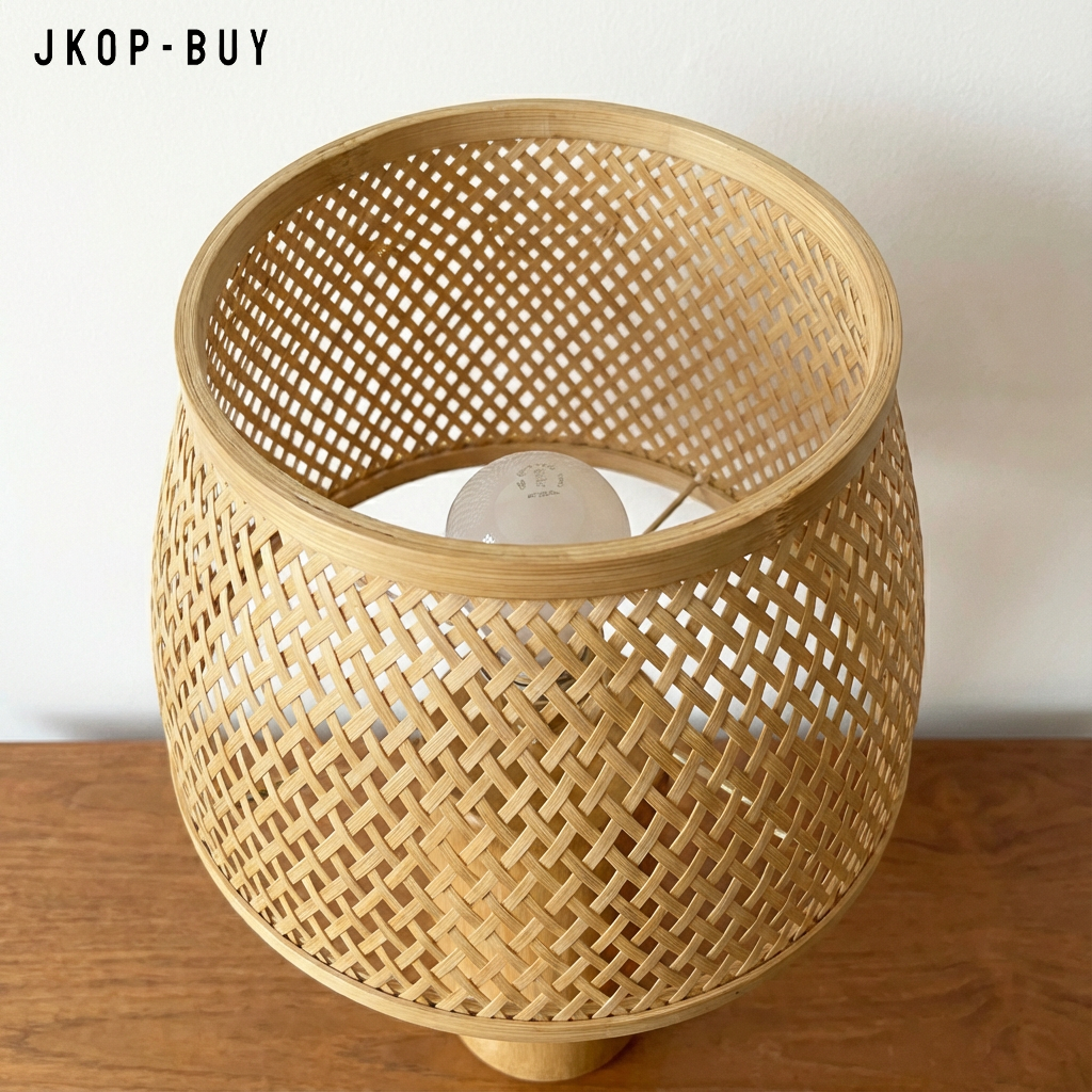 Éclairage naturel avec lampe de table en bambou