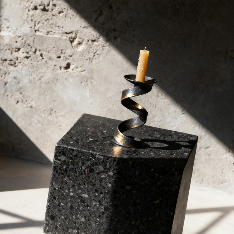 모던 인테리어에 어울리는 곡선형 캔들 홀더
