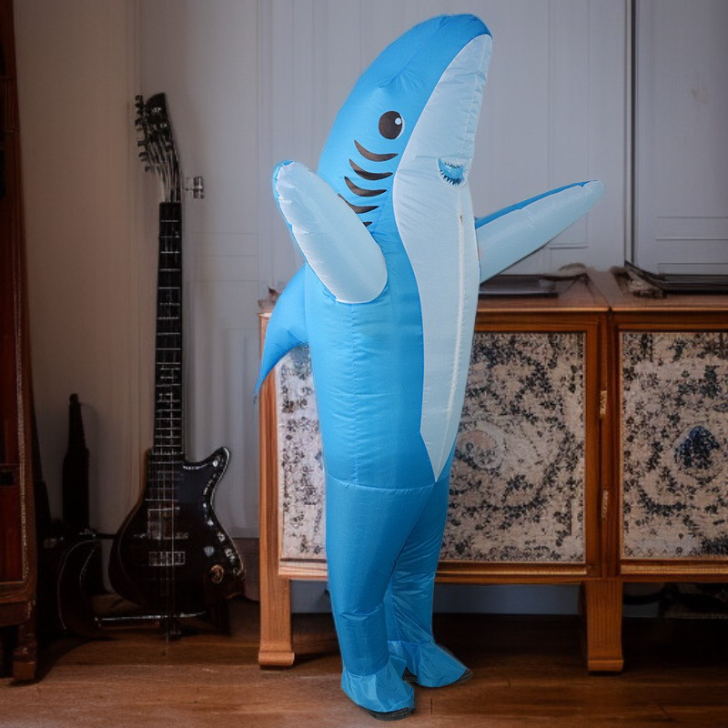 膨らませる漫画キャラクターのコスプレ衣装