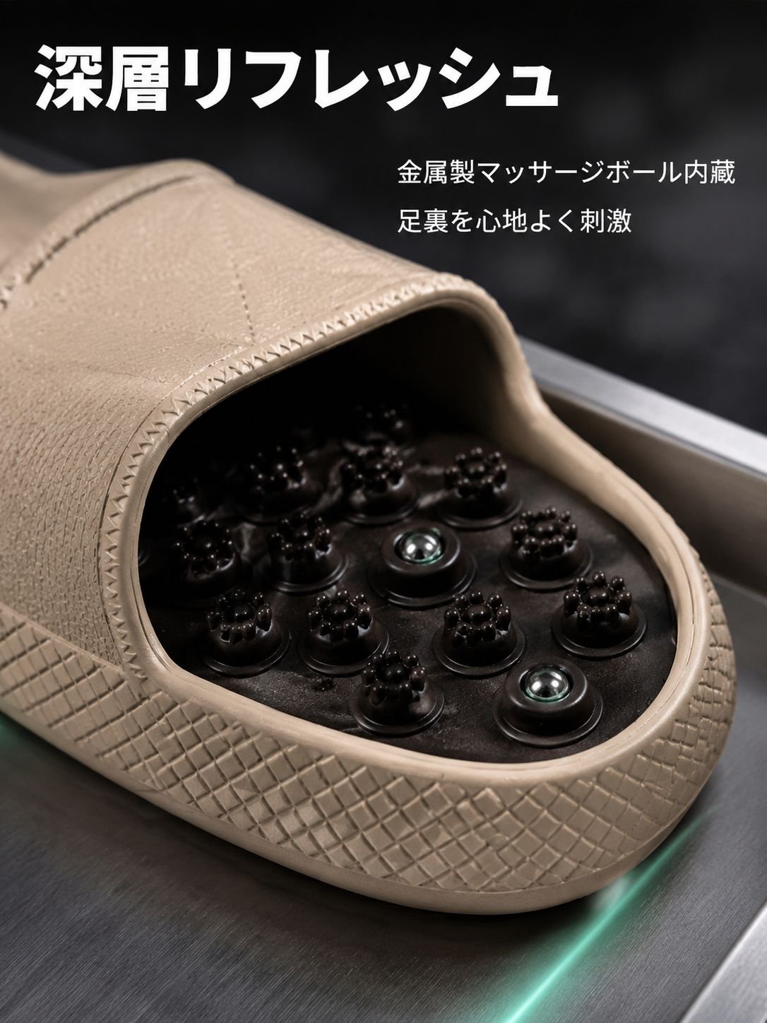 サイズ調節できるストラップ付きスリッパ