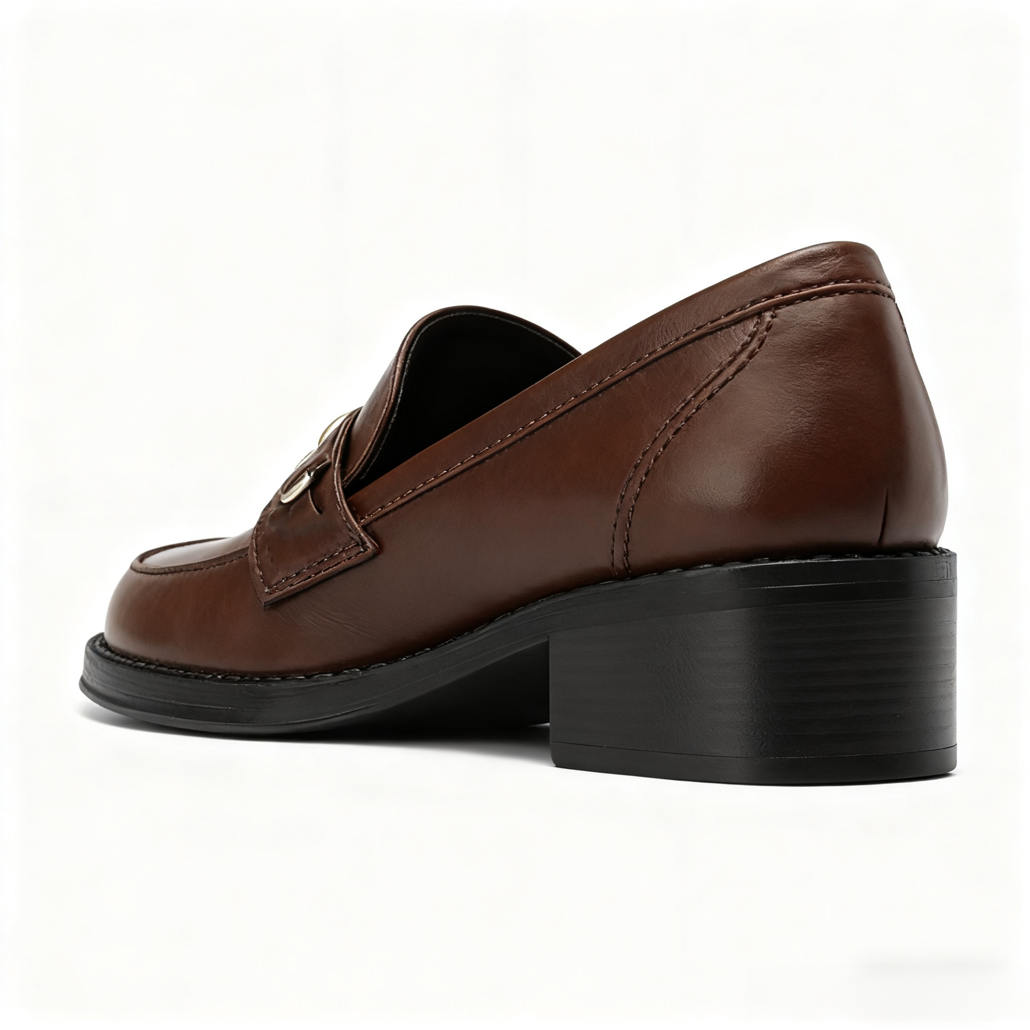 영국 스타일의 두꺼운 굽이 특징인 여성용 미드힐 로퍼