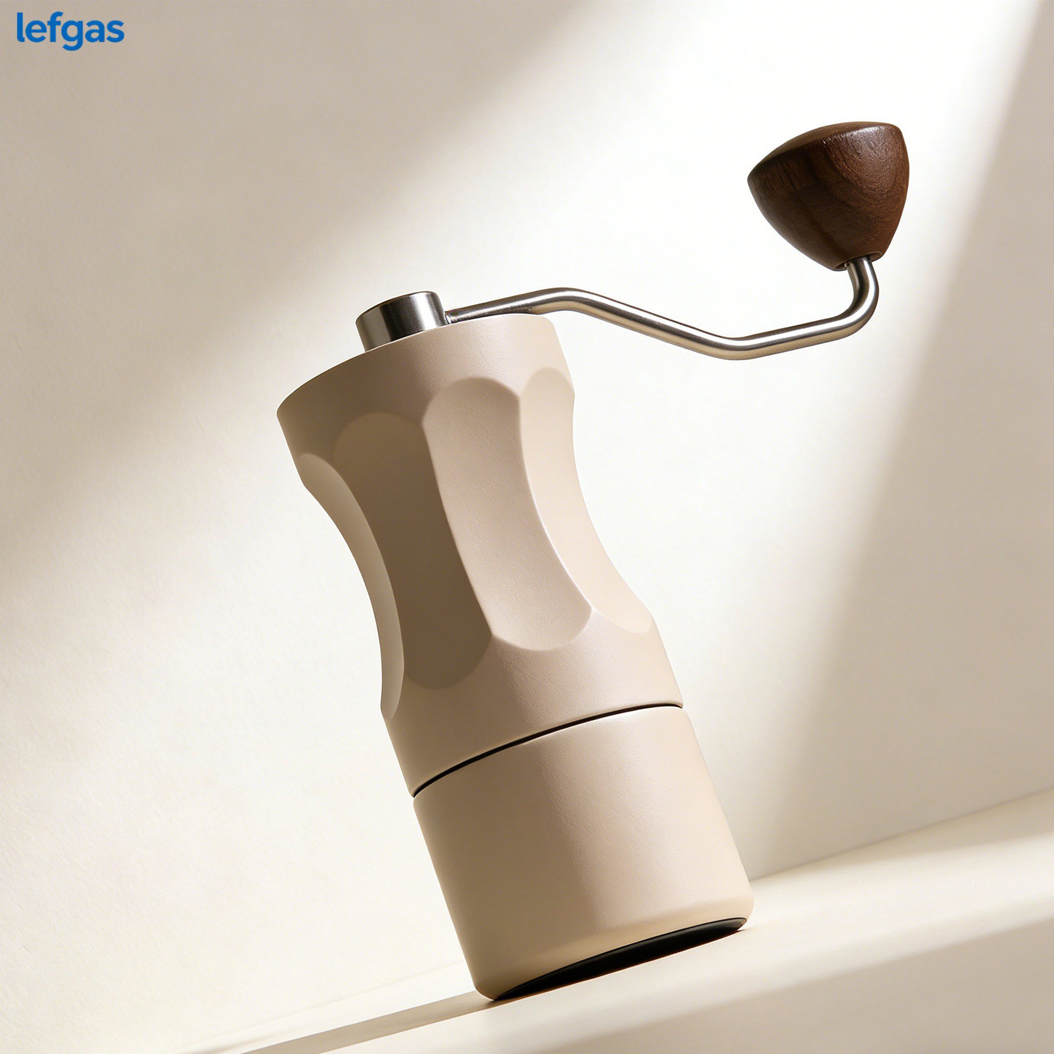 スタイリッシュなコーヒーマシンの正面写真