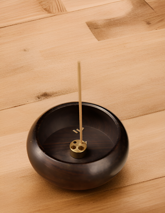 Porta incienso de madera en ambiente relajante