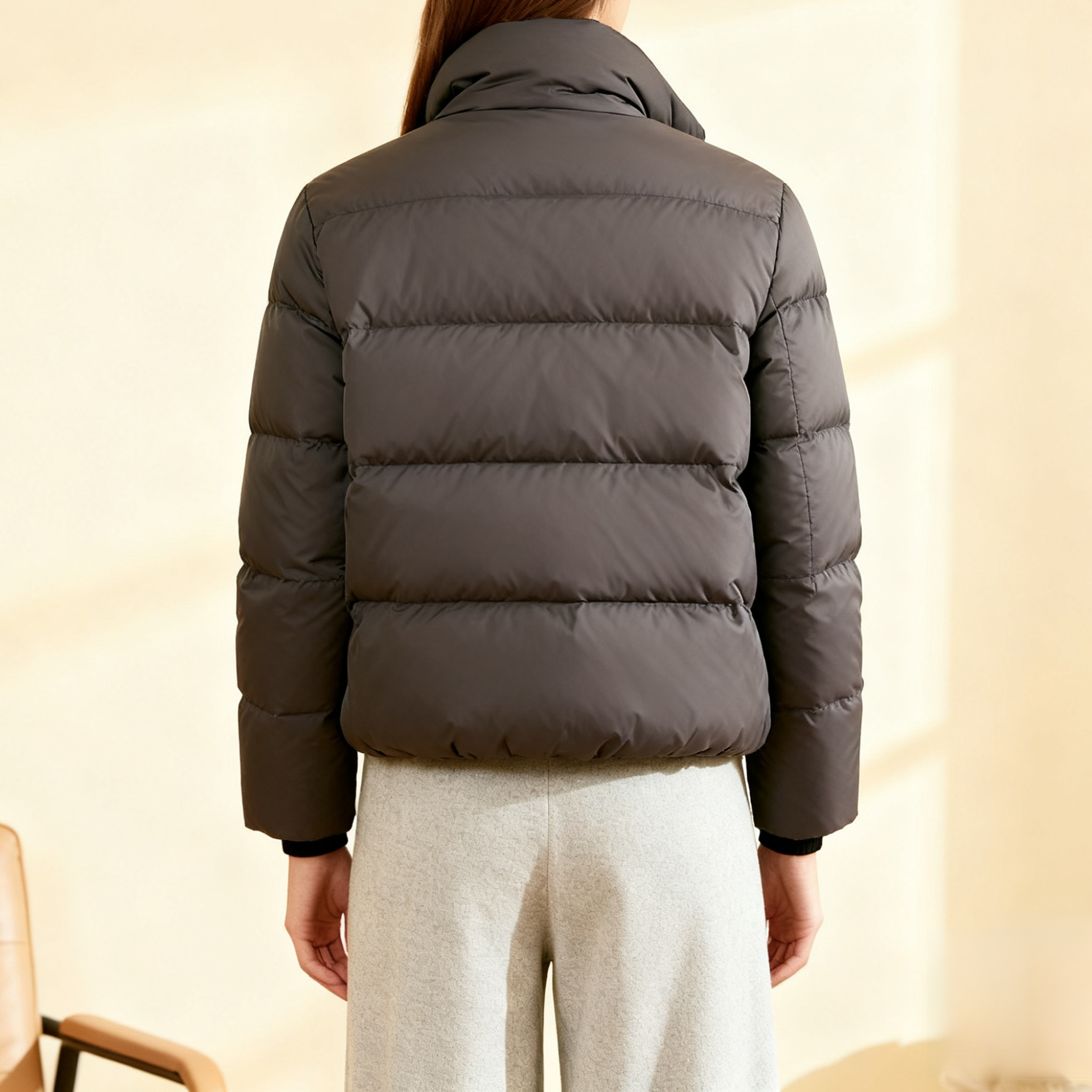 짧은 블랙 패딩 점퍼 옆모습