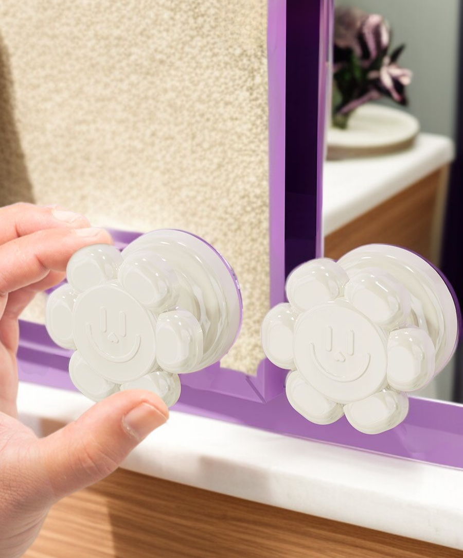 욕실 문에 적용된 흡착식 손잡이