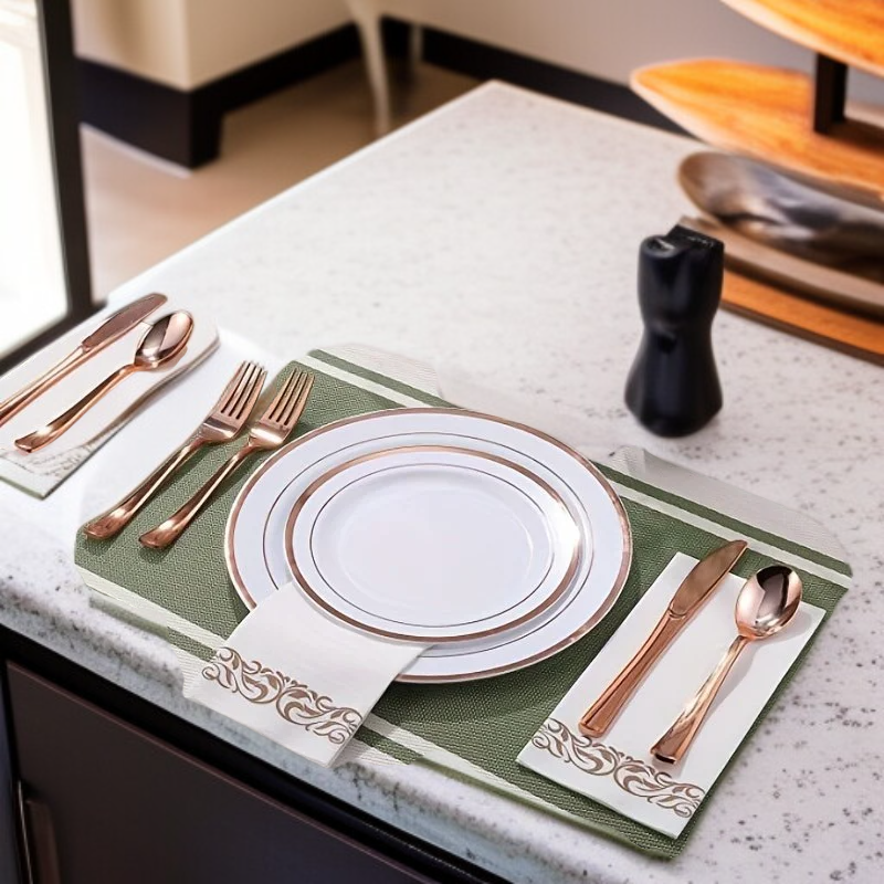 一次性金邊塑料餐具套裝，含盤子、酒杯、刀叉勺，適合25人使用